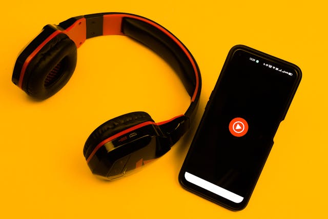 Audiobooks vs. Podcasts: What’s the Difference and Which One’s Right for You?